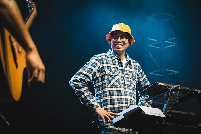 Dunia musik indie berduka. Anita, istri keyboardist Mickey Najoan, meninggal. Pemakaman diiringi lagu Panasea, karya suaminya, penuh haru dan cinta.