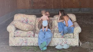 Di foto lainnya, putra kecil Hailey dan Justin itu terlihat berjalan di jalur luar ruangan. Gayanya tampak mengikuti jejak orang tuanya yang modis, dengan mengenakan celana longgar, hoodie biru muda, jaket windbreaker biru tua, dan sepatu kets putih. Foto: Hailey Bieber/ Instagram
