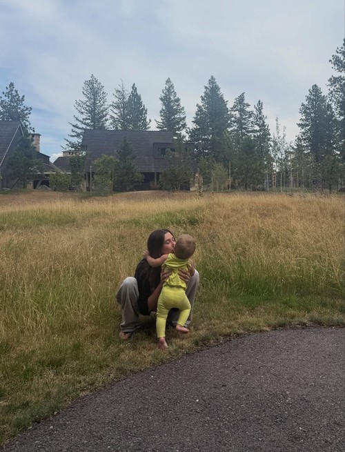 Momen Manis Hailey Bieber Rayakan Ultah ke-2 Jack