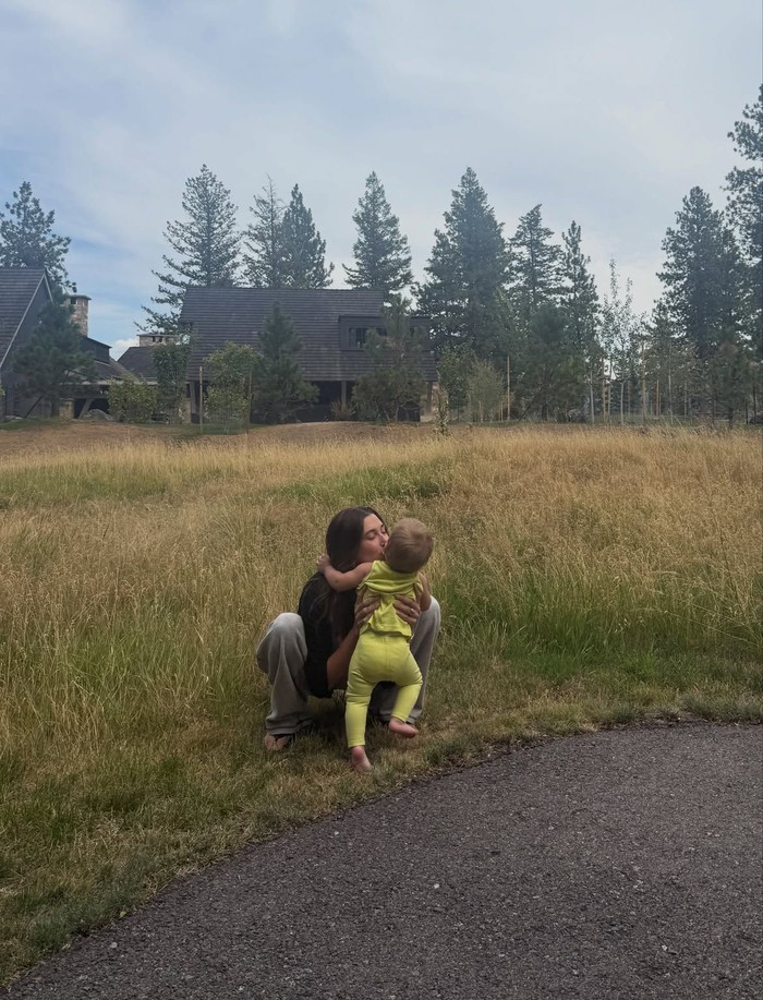 Momen Manis Hailey Bieber Rayakan Ultah ke-2 Jack
