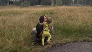 Ia menuliskan angka 2 pada foto tersebut, yang juga diiringi lagu hit Justin dari tahun 2025, EVERYTHING HALLELUJAH, dan emoji hati berwarna merah. Foto: Hailey Bieber/ Instagram