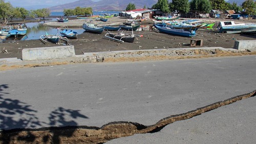 Warga berjalan di dekat perahu nelayan di pantai Desa Marapokot, Aesesa, Kabupaten Nagekeo, NTT, Minggu (23/8/2026). Sebagian nelayan setempat belum kembali melaut setelah gempa bumi pada 15 Agustus 2026 karena gempa susulan masih terjadi dan keluarga mereka masih berada di pengungsian. ANTARA FOTO/Johanes Viandinando/app/kye