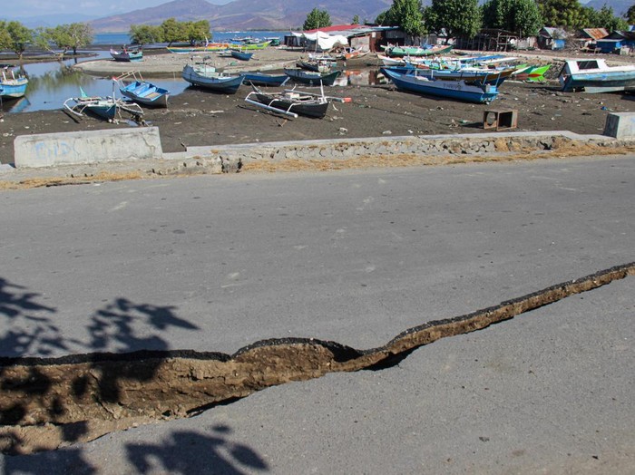 Warga berjalan di dekat perahu nelayan di pantai Desa Marapokot, Aesesa, Kabupaten Nagekeo, NTT, Minggu (23/8/2026). Sebagian nelayan setempat belum kembali melaut setelah gempa bumi pada 15 Agustus 2026 karena gempa susulan masih terjadi dan keluarga mereka masih berada di pengungsian. ANTARA FOTO/Johanes Viandinando/app/kye