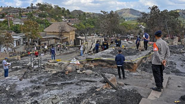 Personel Tim Laboratorium Forensik (Labfor) Polda Bali melakukan olah Tempat Kejadian Perkara (TKP) kebakaran Desa adat Sade, Rembitan, Kecamatan Pujut, Praya, Lombok Tengah, NTB, Senin (24/8/2026). Olah TKP dengan menyisir sebagian puing-puing bangunan rumah adat tersebut untuk menyelidiki penyebab kebakaran kawasan Desa Adat Sade yang terjadi pada Sabtu (22/8) pukul 20.00 Wita dan menghanguskan sekitar 120 bangunan rumah adat. ANTARA FOTO/Ahmad Subaidi/YU