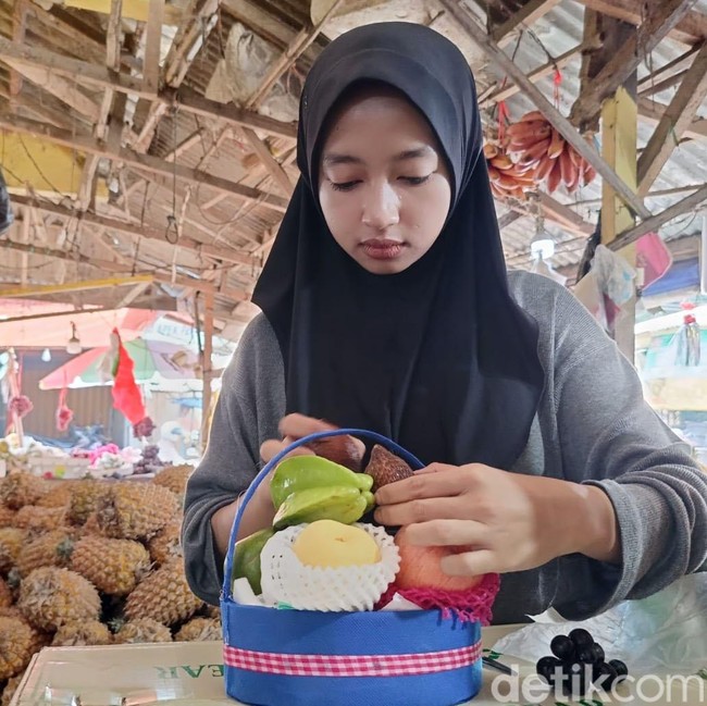 Jelang Maulid Nabi, Pedagang Parcel Buah di Lumajang Kebanjiran Pesanan