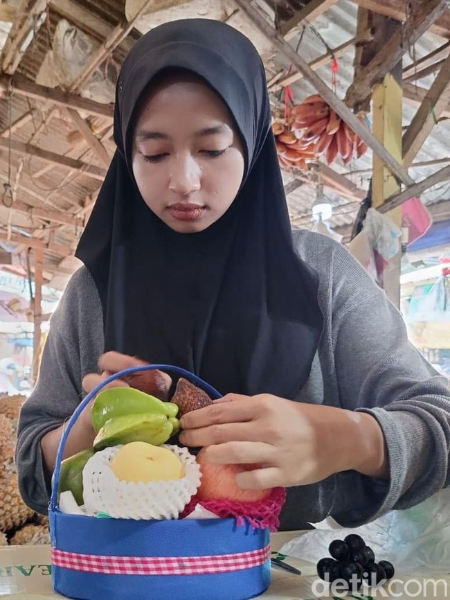 Jelang Maulid Nabi, Pedagang Parcel Buah di Lumajang Kebanjiran Pesanan