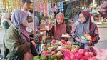 Jelang Maulid Nabi, Pedagang Parcel Buah di Lumajang Kebanjiran Pesanan