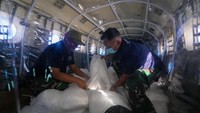 Petugas menyiapkan bahan semai untuk Operasi Modifikasi Cuaca (OMC). Setiap sortie penerbangan membawa sekitar 800 kilogram natrium klorida (NaCl) untuk penyemaian awan.