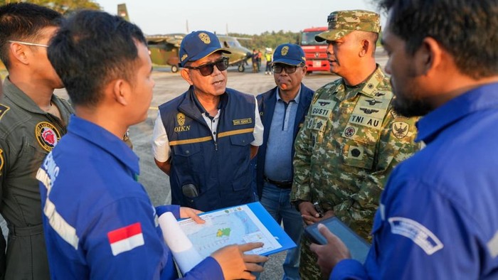 Pesawat Casa 212 A-2105 digunakan dalam Operasi Modifikasi Cuaca (OMC) dari Markas Operasi Lanud Dhomber, Balikpapan, Kalimantan Timur, Senin (24/8/2026). OMC dilakukan untuk mengantisipasi dampak musim kering dan kekeringan di kawasan IKN.