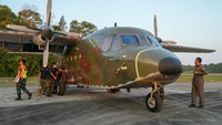 Pesawat Casa 212 A-2105 digunakan dalam Operasi Modifikasi Cuaca (OMC) dari Markas Operasi Lanud Dhomber, Balikpapan, Kalimantan Timur, Senin (24/8/2026). OMC dilakukan untuk mengantisipasi dampak musim kering dan kekeringan di kawasan IKN.