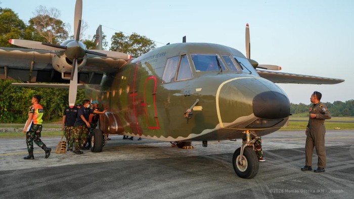Pesawat Casa 212 A-2105 digunakan dalam Operasi Modifikasi Cuaca (OMC) dari Markas Operasi Lanud Dhomber, Balikpapan, Kalimantan Timur, Senin (24/8/2026). OMC dilakukan untuk mengantisipasi dampak musim kering dan kekeringan di kawasan IKN.