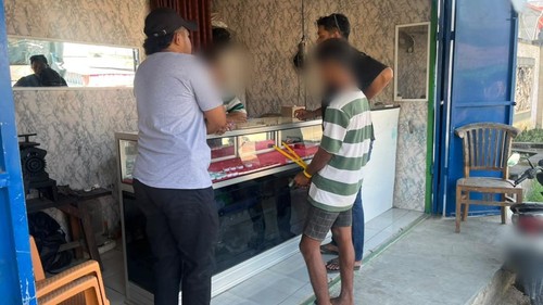Pelaku pencurian rumah pengungsi dibawa ke toko emas tempat ia menjual barang curian di Labuan Bajo, Manggarai Barat, 22 Agustus 2026. (Istimewa)