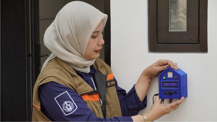 Pemasangan alat pendeteksi gempa otomatis pada prototipe bangunan tahan gempa oleh Dr Ir Berlian Al Kindhi SST MT