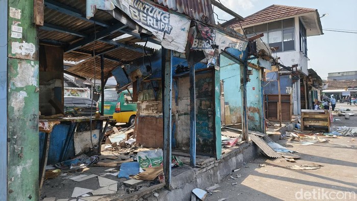 Pembongkaran lapak pedagang Terminal Cicaheum.