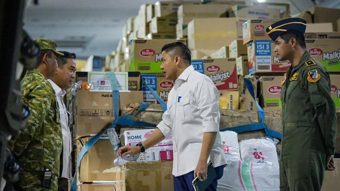 Pemerintah kembali mengirim berton-ton bantuan logistik ke NTT. Selain itu, pemerintah juga mengirim pompa air untuk penanganan karhutla ke wilayah Kalimantan.  (Dok Instagram Setkab).