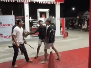 Video: Tak Terima Ditegur Serobot Antrean, Pria Wajo Bawa Parang ke SPBU
