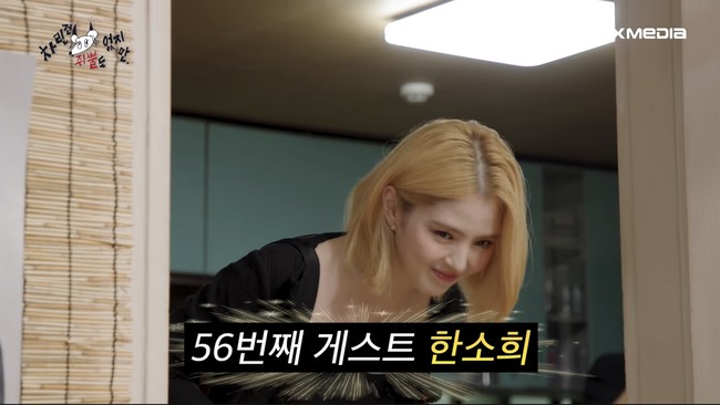 Penampilan terbaru Han So Hee dengan rambut bob berwarna pirang membuat netizen gempar. Kontras dengan penampilannya selama ini dengan rambut hitam panjang. Ia tampil beda demi drama Korea Solo Levelling. Foto: Instagram