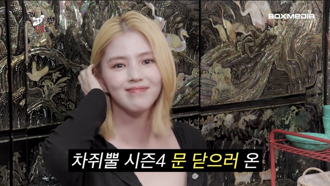 Viral cuplikan video Han So Hee akan menjadi bintang tamu acara YouTube populer Lee Young Ji, No Prepare sekaligus menutup season keempatnya. Tak hanya berambut pirang, sang aktris terlihat rebel dengan tindikan di alisnya. Foto: Instagram