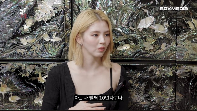 Transformasi Han So Hee sontak membuat netizen terpana. Ia mengingatkan kembali netizen dengan penampilannya saat aktif sebagai model, dengan tubuh penuh tato dan tindikan. Foto: Instagram