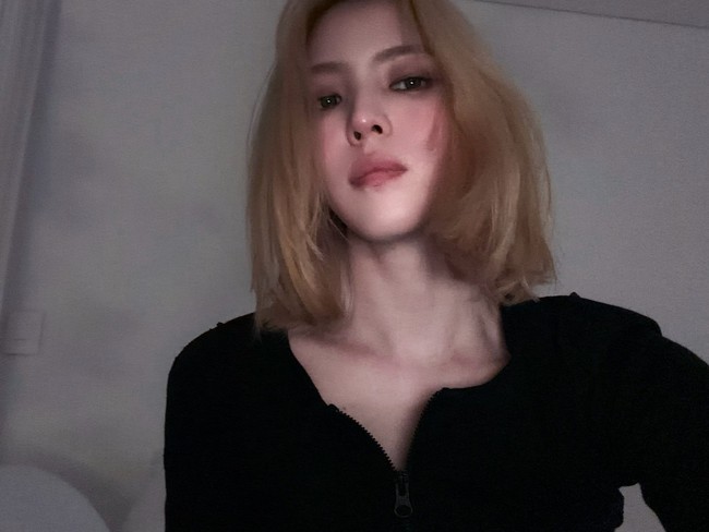 Karakter Han So Hee menjadi salah satu tokoh penting yang bersanding dan punya hubungan dekat dengan Byeon Woo Seok sebagai Sung Jin Woo. Ia lebih dulu membagikan fotonya dengan rambut pirang lewat Instagram pribadi. Foto: Instagram