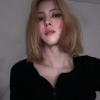Karakter Han So Hee menjadi salah satu tokoh penting yang bersanding dan punya hubungan dekat dengan Byeon Woo Seok sebagai Sung Jin Woo. Ia lebih dulu membagikan fotonya dengan rambut pirang lewat Instagram pribadi. Foto: Instagram