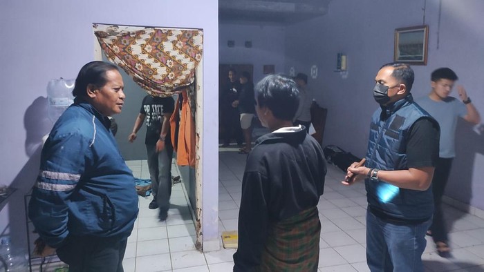 TKP ditemukannya mayat pria penuh luka di Pringgading, Guwosari, Pajangan, Bantul, Minggu (23/8/2026) malam.
