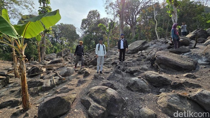 Penggalian tanah di Cikakak, Sukabumi