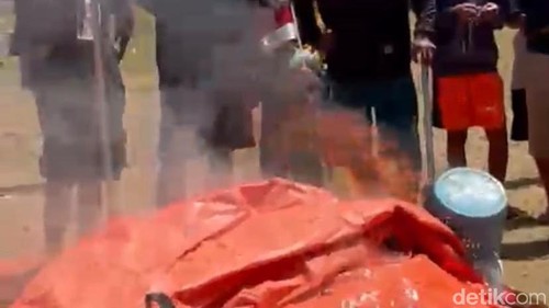 Pengungsi korban gempa di Manggarai Timur, NTT, membakar tenda karena gagal bertemu dengan Gubernur Jatim Khofifah Indar Parawansa.