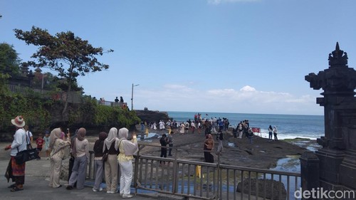 Pengunjung DTW Tanah Lot, Desa Beraban, Kecamatan Kediri, Tabanan pada Senin (24/8/2026). Dok. Krisna Pradipta