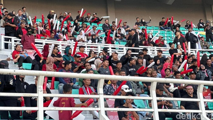 Penonton mulai memadati tribun di Stadion Gelora Bung Tomo jelang final Soekarno Cup 2026.
