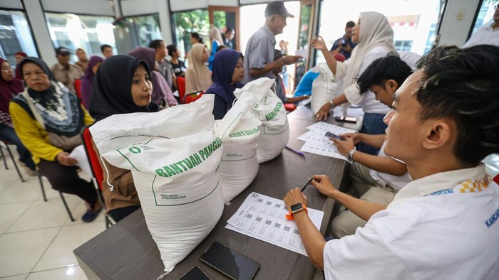 Penyaluran bantuan beras di Surabaya