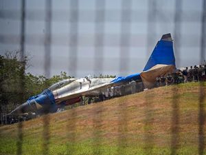 Sukhoi TNI AU Tergelincir di Landasan Pacu Bandara Hasanuddin