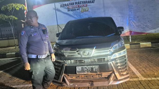 Polisi membawa Sekretaris DPW PSI Kalbar Eddo Susanto olah TKP di lokasi kecelakaan. (Satlantas Polresta Pontianak) Polisi membawa Sekretaris DPW PSI Kalbar Eddo Susanto olah TKP di lokasi kecelakaan. (Satlantas Polresta Pontianak)
