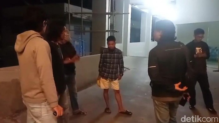 Polisi mendatangi RS Primaya Makassar mengambil keterangan rekan korban terkena busur di kepala.