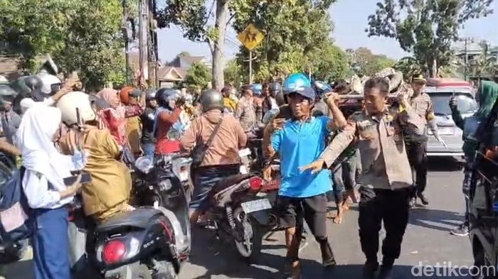 Polisi mengevakuasi jasad seorang remaja laki-laki berinisial MN (15) ditemukan tewas di dalam parit di Takalar.