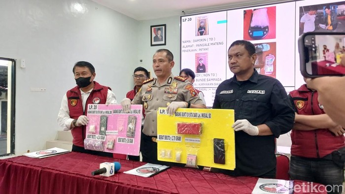 Polisi merilis kasus 3 pria edarkan narkoba di Mamuju.
