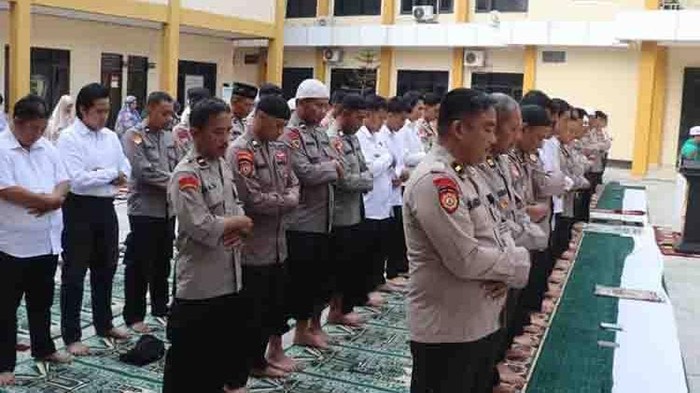 Di tengah kemarau panjang dan karhutla yang masih melanda sejumlah wilayah Kalimantan Tengah, jajaran Polresta Palangka Raya memperkuat ikhtiar dengan menggelar salat istisqa.