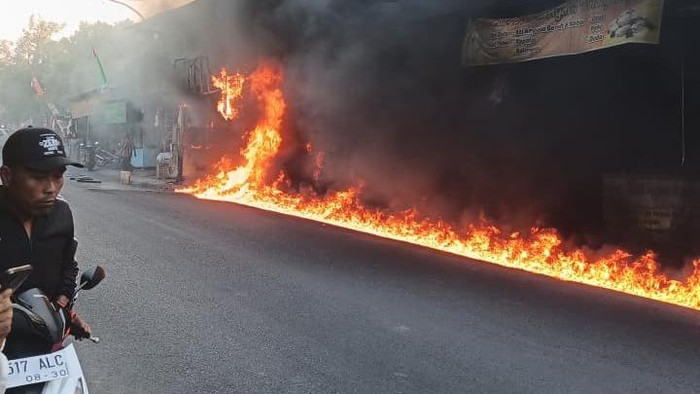 Pom mini di Pringapus Semarang terbakar, Senin (24/8/2026).