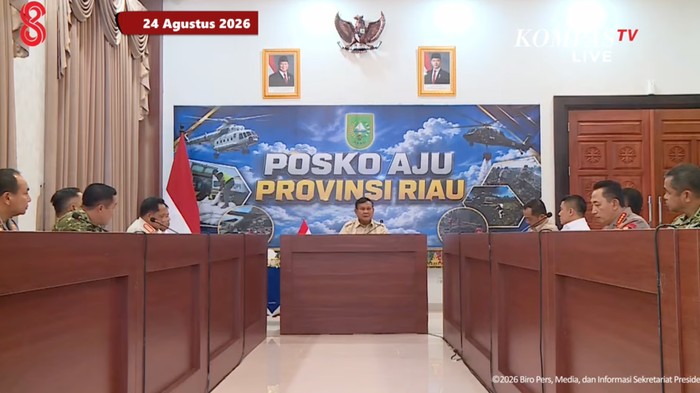 Presiden Prabowo Subianto memimpin rapat penanganan karhutla Riau di Posko Aju Lanud Roesmin Nurjadin, Kota Pekanbaru, Senin (24/8/2026).