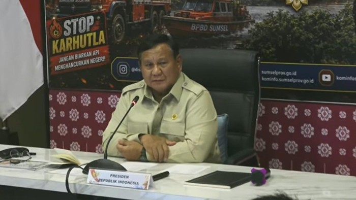 Presiden Prabowo Subianto saat rapat penanggulangan karhutla di Palembang, Sumsel.