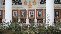Sekarang lorong itu sudah didekorasi dengan ornamen emas dan potret presiden-presiden terdahulu. Foto: Getty Images/Win McNamee