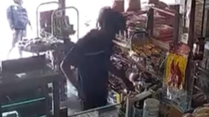 Pria berinisial MH, ditangkap gegara mencuri dua karung beras dengan berat 10 Kg di sebuah kios di Kota Parepare, Sulawesi Selatan (Sulsel).