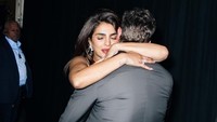 Priyanka Chopra memeluk Nick Jonas sebelum manggung. (Foto: dok Instagram priyankachopra)