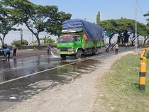 Pemotor di JLU Lamongan Sempat Berjatuhan Akibat Tumpahan Cairan Kimia