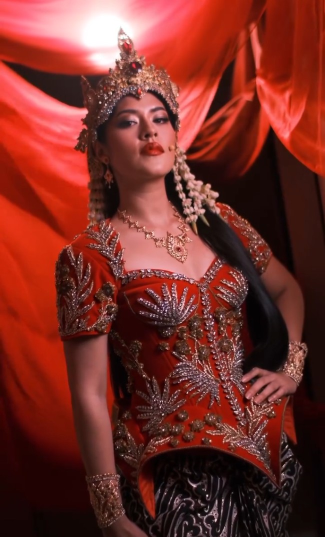 Raisa terlibat dalam pertunjukan tahunan Pagelarang Sabang-Merauke. Tahun ini, teater musikal tersebut mengusung tema Hikayat Srikandi. Foto: Instagram/@raisa6690 @bubahalfian