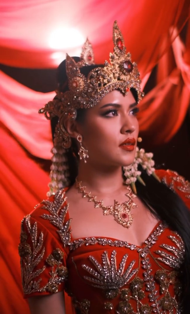 Aksesori kepala dikenakan sebagai simbol keagungan. Ronce melati memberi sentuhan anggun khas wanita Indonesia. Foto: Instagram/@raisa6690 @bubahalfian