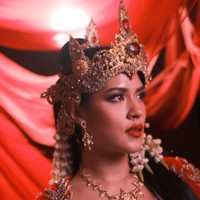 Aksesori kepala dikenakan sebagai simbol keagungan. Ronce melati memberi sentuhan anggun khas wanita Indonesia. Foto: Instagram/@raisa6690 @bubahalfian