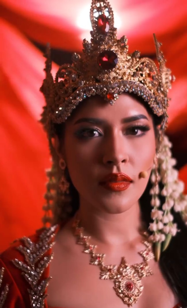 Nuansa merah sebagai simbol keberanian juga dituangkan lewat makeup, yang dikreasikan sang maestro, Bubah Alfian. Foto: Instagram/@raisa6690 @bubahalfian