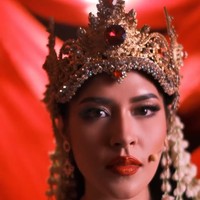 Nuansa merah sebagai simbol keberanian juga dituangkan lewat makeup, yang dikreasikan sang maestro, Bubah Alfian. Foto: Instagram/@raisa6690 @bubahalfian