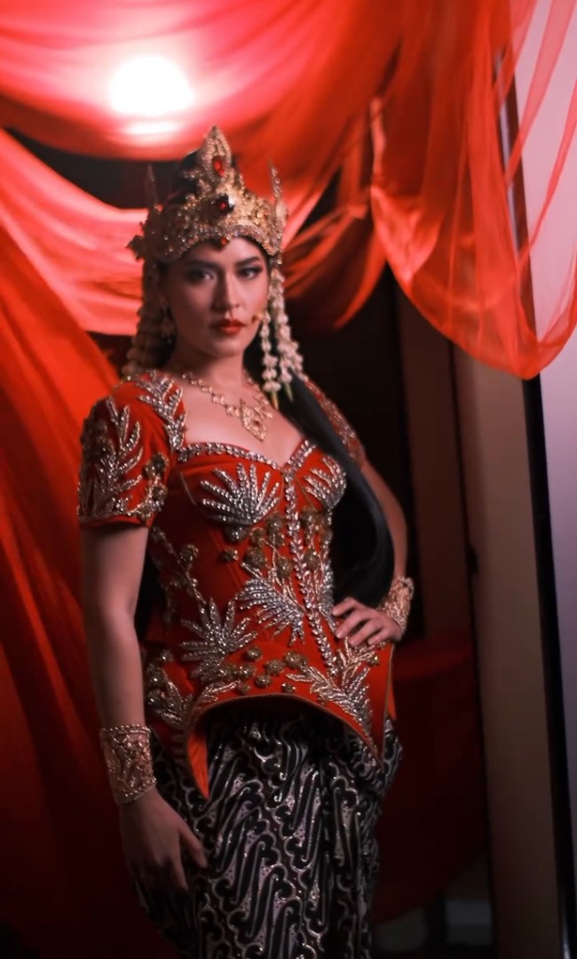 Raisa tampil mengenakan kebaya bersiluet bustier yang struktural rancangan desainer Denny Wirawan. Kebaya dipadankan dengan kain motif Parang. Nuansa merah mendominasi busananya. Foto: Instagram/@raisa6690 @bubahalfian